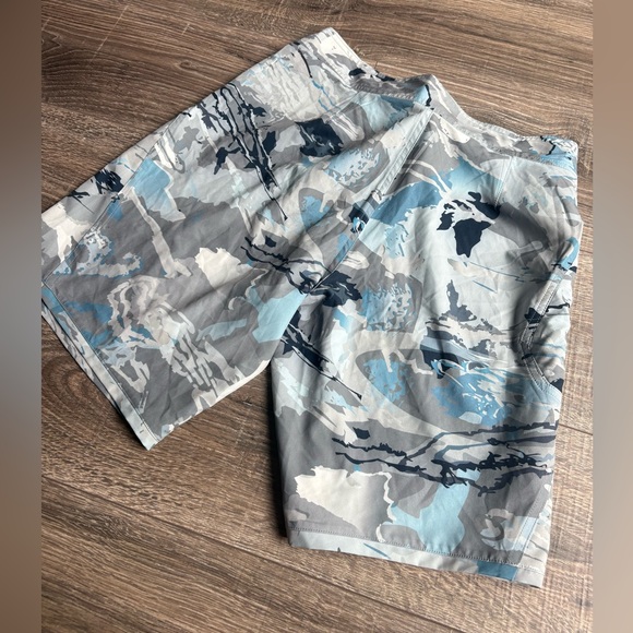 Under Armour Men's Camo Shorts - Gray and Blue NWT UPF 40 NWT - Picture 3 of 8